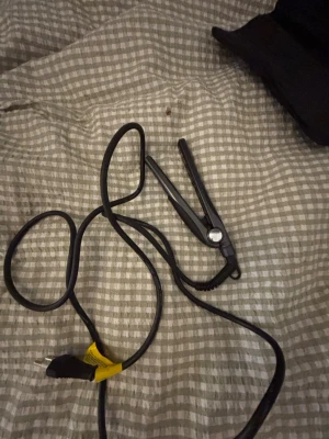 Miniplattång björn axen - Praktisk mini plattång från björn axen. Perfekt om man ska resa. Knappt använd, nypris 999kr. Pris är diskuterbart