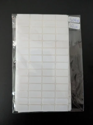 Små vita självhäftande etiketter 504 st  - Ett paket med små vita självhäftande etiketter, perfekta för märkning av olika saker. Etiketterna är rektangulära och kommer på ark i en genomskinlig plastförpackning. Storleken på varje etikett är ca 1x2 cm och det finns totalt 504 stycken.