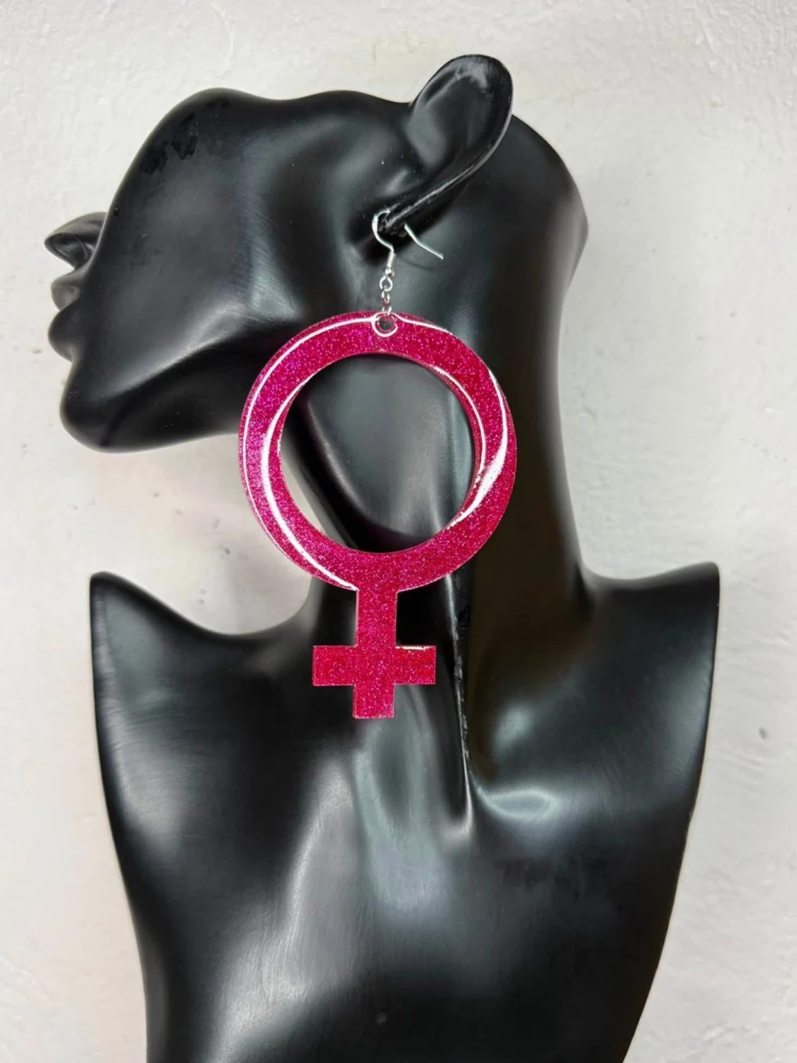 Nya Glittriga Rosa Feministiska Örhängen - Kvinnotecken Stl XL - Akryl Lätta att Bära - Stora Statementörhängen - 925 Silverkrokar -  Nypris 360 kr