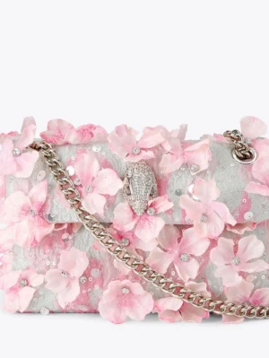 KURT GEIGER - Säljer denna super fina KURT GEIGER väskan! Använd 2 gånger. Man kan justera längden på kedjan. På väskan finns det blommor och kristaller🌸