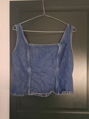 Jeansväst - Jeansfärgad väst. Riktigt coolt tillägg till en vanlig outfit.