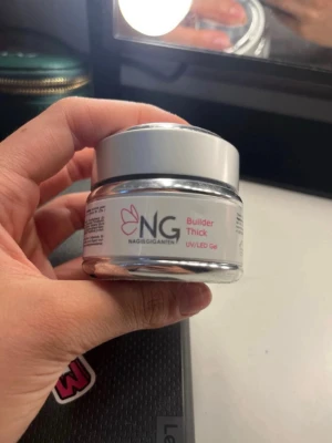 NG Builder Thick UV/LED Gel 30g - NG Builder Thick UV/LED Gel från Nagelgiganten är en tjock, klar gel för nagelförlängning och förstärkning. Kommer i en stilren silverburk med skruvlock. Perfekt för dig som vill bygga starka och snygga naglar med professionellt resultat.            Gelet är genomskinligt och produkten är inte använd.