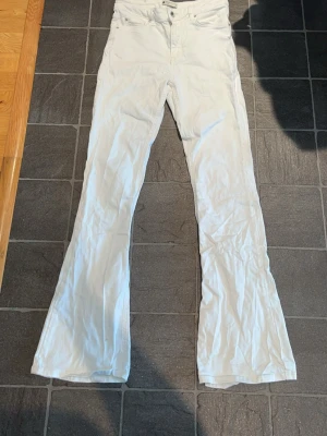 Vita GinaTricot jeans bootcut strl M Högmidjade - Priset kan diskuteras.. Säljer ett par vita Bootcut jeans med strl M. Riktigt snygga jeans. Riktigt bra skick. Kommer stryka vid köp!