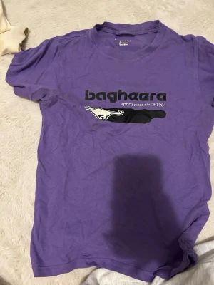 Lila T-shirt - Lila T-shirt från Bagheera💕