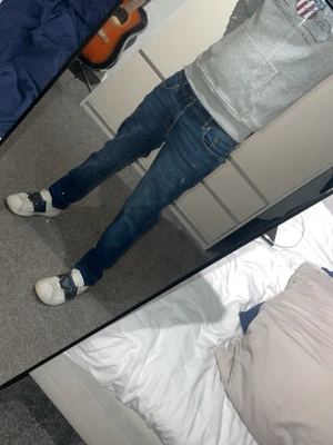 Jack & Jones jeans - Marinblåa Jack & Jones jeans med slitningar som ni ser på bilderna. De är använda fast säljer då de inte använda. Pris kan diskuteras! Tar även emot byten.