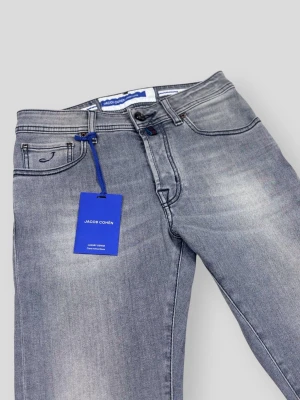 Jacob Cohën Bard Jeans - Jacob Cohën Bard Jeans | Modell: Bard | Slim fit | Skick: helt nya | Nypris: 5499+ kr | Storlek: W28 | Hör av dig vid minsta fundering eller fråga 📦