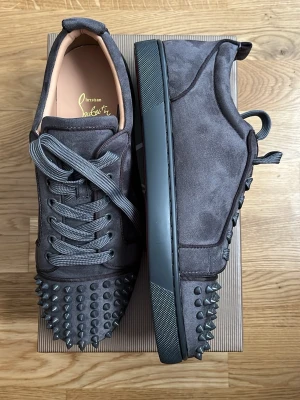 Christian Louboutin - Säljer ett par riktigt stiliga Loubs som är nästan oanvända. Finns inga tecken på använding och mockan är i topp skick. Box och tillbehör medföljer. Pris kan diskuteras 💯