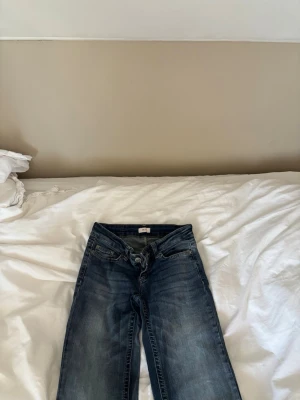 Blå raka jeans med slitningar - Säljer ett par blå jeans med raka ben och super  snygga. Jeansen har klassiska fem fickor, bälteshällor och kontrastsömmar. Jeansen har en väldigt cool tvätt som gör dem mer unika❤️