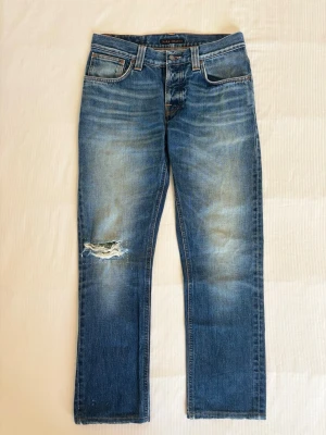Vintage Nudie Jeans - Grim Tim  - Tjeeenna 🫣nu säljer jag mina Grim Tim nudie jeans i storleken 32/32😤passformen på dessa jeans är slim regular och dess jeans wash är helt sjuk 🤯tveka inte på att skriva ifall ni har några frågor🥰
