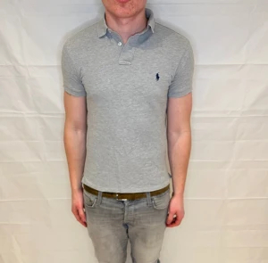 Polo Ralph Lauren Slim Fit Polo Grey - Grå slim fit-pikétröja i 100% bomull, pre-owned i mycket fint skick.