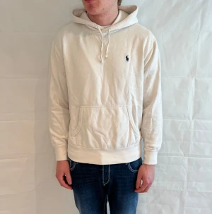 Polo Ralph Lauren Hoodie Creamy White Men's - Vit hoodie från Polo Ralph Lauren i begagnat mycket gott skick.