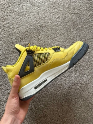 Air Jordan 4 Retro Sneakers storlek 45.5 lightning - Säljer ett par Jordan 4 Lightning, storlek 45.5. Skorna är verifierade och köpta från Wear The Talk, i bra skick. Perfekta för vardag och streetwear.