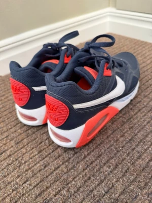 Nike Airmax Dam - Nike Airmax Dam. Strl 38,5 Väldigt fint skick, legat i garderob under en längre tid.
