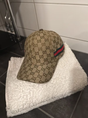 Beige GG Keps - Gg keps köp flera saker vid billigare pris