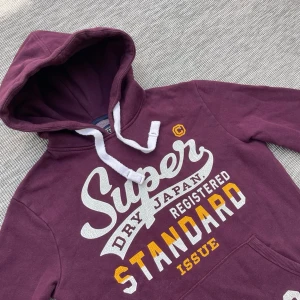 Superdry hoodie - Säljer denna riktigt snygga superdry hoodien!👏 Storlek: S🌟 Skick: 9/10🌟 Hör gärna av er om ni har några frågor!🙌