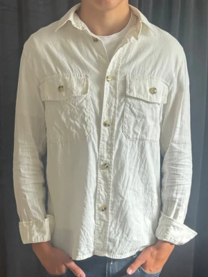 Vit overshirt Small - Vit Overshirt från H&M  Nypris: 600kr Storlek: Small Skick: 8/10 (Pris kan diskuteras vid snabb affär)  Kontakta om ni har frågor!