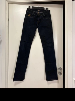 Vintage Y2K Killah "Marylin" jeans stl 27 - Otroligt snygga vintagejeans från italienska kultmärket Killah (Miss Sixty-familjen)! 🇮🇹💙 Modellen heter Marylin och har en perfekt mörkblå tvätt med raka ben. Superskön stretch som sitter otroligt smickrande. Äkta Y2K/tidigt 2000-tal i absolut toppskick!                                                             KillahModell: Marylin, storlek 27 (Motsvarar svensk XS/S / 34/36).                                  Superfint skick, mycket välvårdade.                     Jag skickar snabbt! 💖
