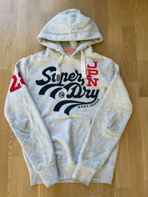 Superdry Hoodie Grå (Sällsynt) - Säljer denna tvärfeta Superdry hoodien som är limited edition. Jävligt bra skick. Storlek S och sitter slim. Perfekt nu inför höst/vinter säsongen!💯