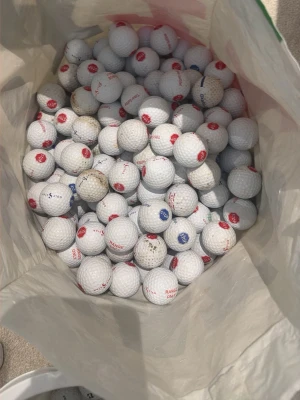 200st vita golf bollar  - Säljer 200st vita golf bollar