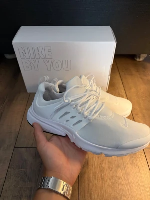 Nike presto  - Nike presto storlek 42/5, skorna är äkta köpt från Nike och är alldrig använda endast tagit ut från box. Box ingår i köp. Hör av dig vid funderingar 🙂