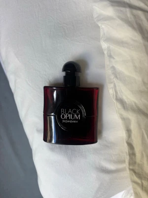 Black Opium Over Red 50 ml - YSL Black Opium Over Red i 50 ml. Använt ca 1/5 av flaskan (se sista bilden)