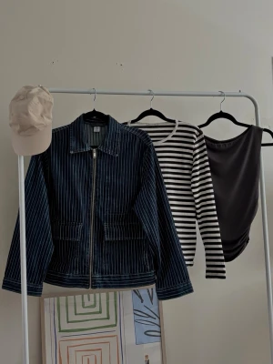 Scandi girl style bundle🤍💙 - 🤍Scandinavian Style Bundle (Size S)🤍  A carefully curated 4-piece bundle featuring timeless Scandinavian wardrobe staples that work beautifully together.  Included: 🤍 & Other Stories beige cap The perfect finishing touch for an effortless everyday look. 💙H&M striped zip jacket A lightweight navy jacket with subtle pinstripes, zip closure. ⚪️⚫️ Marimekko striped long sleeve top A Scandinavian classic. The iconic black and white strip 🖤Gina tricot black tank top All pieces Size S!