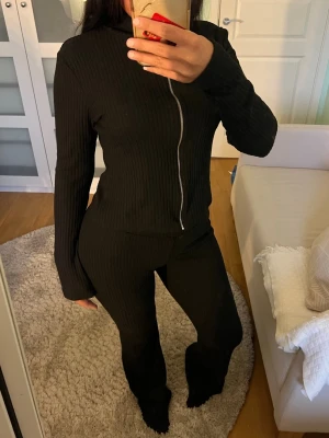 Svart ribbat mysset - Superfint det och bra om man har långa ben. Funkar både ute och hemma eftersom det är luftigt material. Knappt använd.
