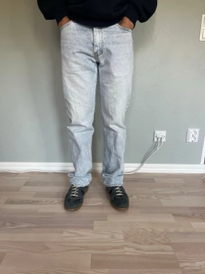 Levi’s 555 Jeans Light Wash W29 L32 - Levi’s 555 i ljusblå denim med klassisk straight fit. Tidlös modell med knappgylf och klassiska Levi’s-detaljer. En mångsidig jeansmodell som passar perfekt till både t-shirt, hoodie, skjorta eller stickat.  Skick: fint skick, inga hål eller fläckar Storlek: W29 L32 Passform: 555 / straight fit