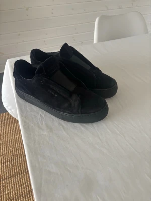 Svarta sneakers från Axel Arigato - Svarta Axel Arigato skor. Säljs ej nya längre, säljer dem för de är för små. Storlek 40 men passar 40-41