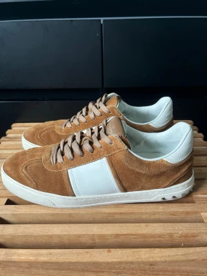 Valentino flycrews  - Tjena, säljer nu dessa riktigt snygga och populära valentino flycrewsen i färgen brun, de är i mycket bra skick utöver att de lossnat små svarta bitar under som syns på en av bilderna, annars mycket fina, storlek 43, alla nitar är kvar, endast skorna ingår, hör av er vid frågor och funderingar🙌🤝 