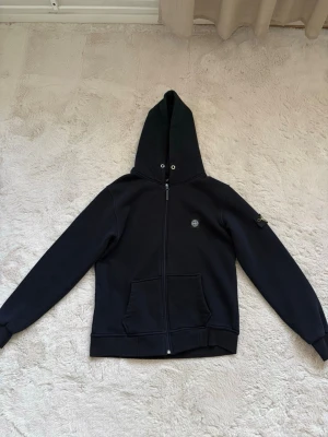 Svart hoodie Stone Island - Snygg svart hoodie från Stone Island med dragkedja. Går att diskutera pris. 