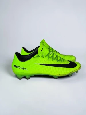 Mercurial vapor XI - Skarp neongrön (“Electric Green”) färgställning med kontrasterande svart Nike-swoosh och “Mercurial”-text på hälkupan. ACC-teknik (All Conditions Control) för optimal bollkontroll oavsett väderlek.  ✅ Bra skick ✅ Storlek 41 ✅ Äkta vara  Hör av dig vid frågor eller om du vill ha fler bilder! ⚽️📦