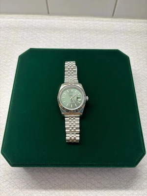ROLX DATE 36 mm - Mängdrabatt finns! Ju fler plagg du köper, desto bättre pris kan jag ge!