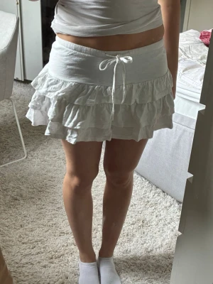 Vit kjol - Skittsnygg vit kjol från Gina Tricot, använd 1-2 gånger. Passa perfekt med nån topp eller stickad tröja💗
