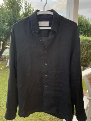 Svart linneskjorta från Abercrombie & Fitch strl S - 100% linne, lätt och luftig modell som passar bra på sommaren och till smart casual. Köpt i en Abercrombie & Fitch-butik i Boston.  Sparsamt använd och i mycket bra skick. Säljes eftersom den inte används längre.  Kostar cirka 899kr ny hos Abercrombie.