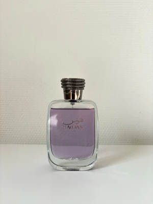Rasasi Hawas for Him EdP (ca 95/100 ml kvar) - Säljer min Rasasi Hawas for Him Eau de Parfum (100 ml flaskan). Den är endast testad ett fåtal gånger, så flaskan är i princip helt full (se bild för exakt mängd). Detta är en extremt populär, fräsch och fruktig sommardoft som är känd för att hålla hela dagen på huden. Emballeras mycket väl för en säker leverans! 
