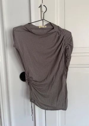 Silvrig topp - från H&M x Mia Regan