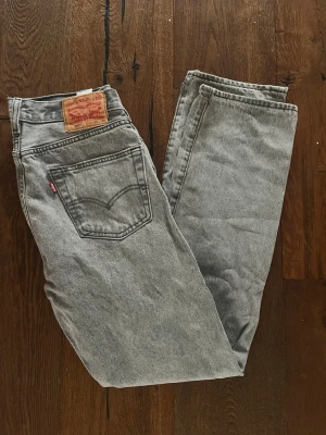 Levis 501 grå - Säljer nu ett par gråa Levis 501 W29 L32 som knappt har använts. Är öppen för fler bilder/frågor. 😁