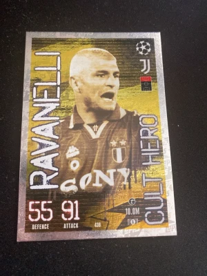 Fotbollssamlarkort Ravanelli Juventus - Säljer ett glittrigt fotbollssamlarkort med spelaren Ravanelli från Juventus. Kortet har guldfärgad bakgrund, texten 'CULT HERO' och spelarens statistik. Perfekt för samlare eller fotbollsintresserade.