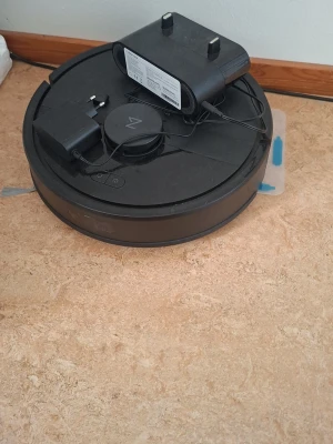 Svart robotdammsugare med laddare - Säljer en svart robotdammsugare i rund form med tillhörande laddstation och strömadapter. Perfekt för att hålla golvet rent utan ansträngning. Enkel att använda och smidig att förvara när den inte används. obs den är ej använd