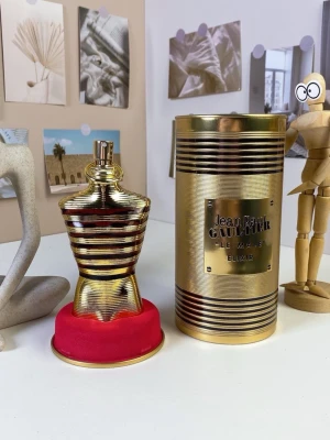 Jean Paul Gaultier Le Male Elixir - En lyxig herrparfym i en ikonisk guldfärgad flaska formad som en manlig torso med horisontella ränder. Kommer med en matchande guldfärgad metallburk. Flaskan har en elegant och modern design som verkligen sticker ut på hyllan.