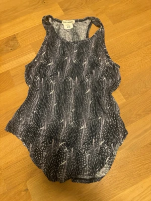  Isabel Marant x H&M topp - Säljer en snygg linnetopp från Isabel Marant pour H&M. Toppen har ett abstrakt mönster, rund halsringning och är ärmlös.