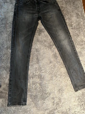 Dondup George w31 - Tjena! Säljer nu ett par dondup George w31 med midjemått 37cm passar dock större för dem är lite stretchiga och längd 96,5cm. Jeansen har en fet wash med den ljusgråa och samt små snygga slitningar som inte är för mycket och inte för lite detaljer. Kom gärna och fråga vid minsta lilla fundering😃
