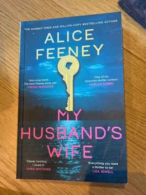 My Husband's Wife av Alice Feeney - Säljer denna populära booktok bok. Boken är läst men i fint skick utan skador eller defekter. Boken är på engelska. Nypris 209kr. Pris kan självklart diskuteras vid snabb affär. Bundles går att köpa! Kolla gärna in min profil för fler böcker och tveka inte på att höra av dig vid frågor!💕