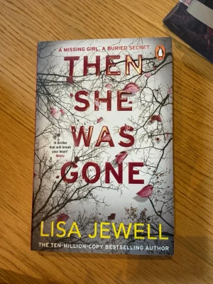 Then She Was Gone av Lisa Jewell - Säljer denna populära booktok bok. Boken är läst men i fint skick utan skador eller defekter. Boken är på engelska. Nypris 129kr. Pris kan självklart diskuteras vid snabb affär. Bundles går att köpa! Kolla gärna in min profil för fler böcker och tveka inte på att höra av dig vid frågor!💕