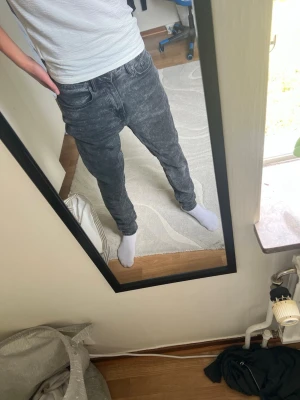 Svarta acid wash jeans, rak modell - Säljer ett par svarta HM jeans med rak passform. Storlek 29/32 .Dem är använda men i bra skick. Priset kan diskuteras vid snabb affär.