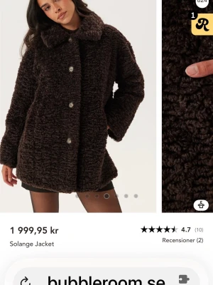 Mörkbrun teddyjacka med knappar - Mysig mörkbrun teddyjacka med stora knappar framtill och bred krage. Jackan har en oversized passform och är gjord i fluffigt, mjukt material som ger en trendig look. Perfekt för kalla dagar när du vill vara både varm och snygg.