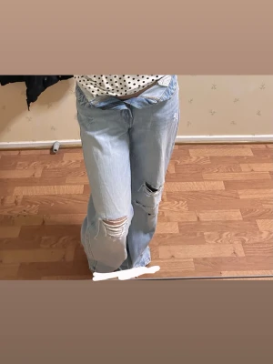 Jeans med hål - Lite baggy jeans med hål strl 34, aldrig använda då de inte passar mig