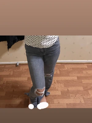Jeans me slit  - Jeans med slit vid benen från Zara, strl 34, aldrig använd