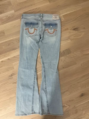 True religion jeans  - Säljer ett par ljusblå bootcut jeans från true religion. Storlek 28 och i mycket bra skick då de knappt är använda☺️